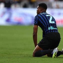 Новини спорту - Манчестерські клуби ведуть боротьбу за результативного захисника