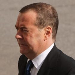 Новини світу - Медведєв вирішив почекати на "повернення Трампа"