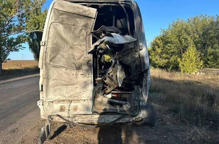 Новини України - На Донеччині дрон РФ поцілив по мікроавтобусу, троє поранених