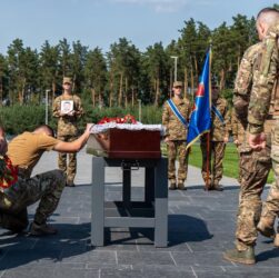 Новини України - На НВМК поховали першого упізнаного захисника