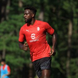 Новини спорту - Нападник Мілана не погодився на розірвання угоди з клубом