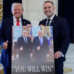 Новини світу - Навроцький показав подарунок, який отримав від Трампа