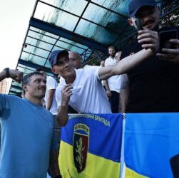 Новини спорту - Не дотягнули: Усик і зірки футболу програли португальцям