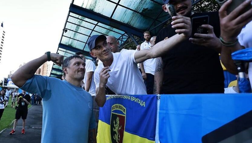 Новини спорту - Не дотягнули: Усик і зірки футболу програли португальцям