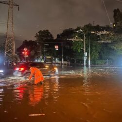 Новини України - Негода в Одесі: вулиці підтоплені, водолази шукають зниклу людину