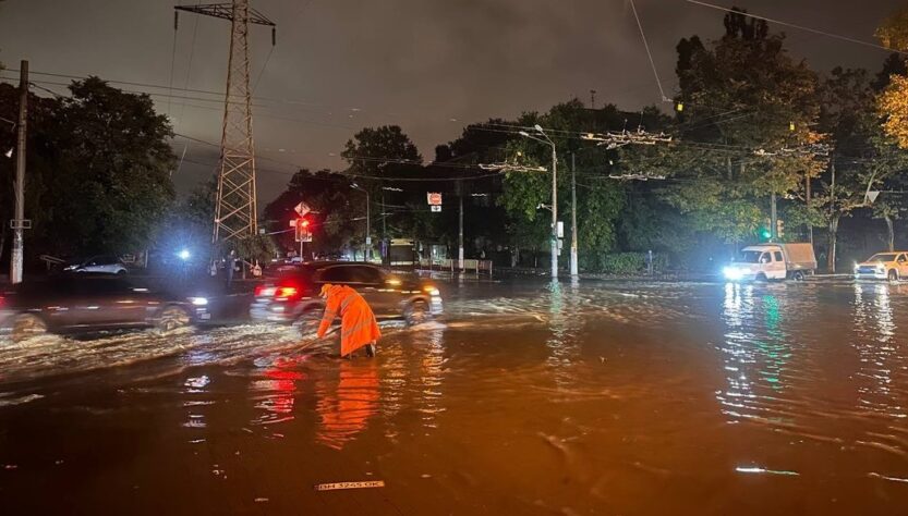 Новини України - Негода в Одесі: вулиці підтоплені, водолази шукають зниклу людину