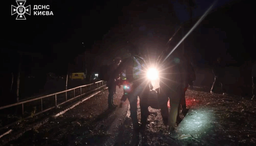 Новини Києва - Обстріл Києва: патрульні показали перші хвилини після удару