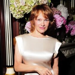 Новини культури - Памела Андерсон попрощалася з блондом: новий образ вразив шанувальників