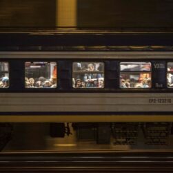 Новини України - Пасажирів міжнародного потяга евакуювали через вибухи на Київщині - ЗМІ