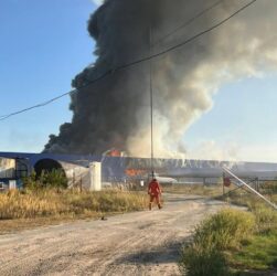 Новини України - Під Києвом горить логістичний центр піля атаки РФ