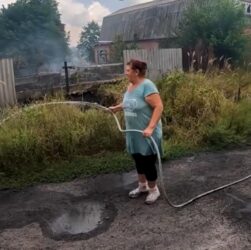 Новини України - Поліціянти показали евакуацію з палаючої Ярової