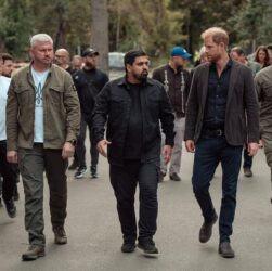 Новини України - Принцу Гаррі показали у Києві місце атаки Росії