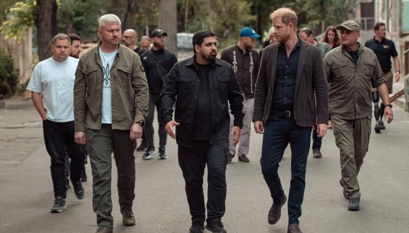 Новини України - Принцу Гаррі показали у Києві місце атаки Росії