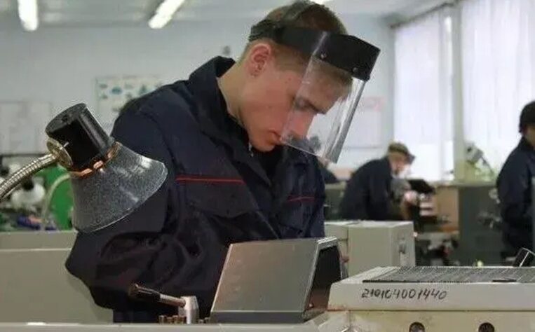 Без категорії - ПТУ більше не буде: де і як українці опановуватимуть робітничі професії