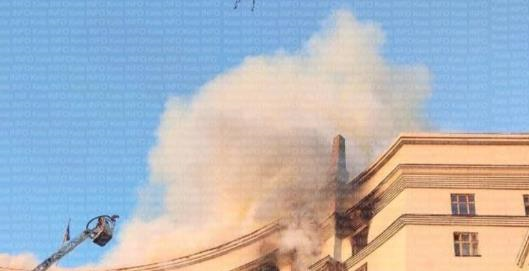 Новини Києва - Reuters повідомляє про задимлення над будівлею Кабміну після атаки дронів