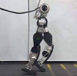 Технології - Робот з Південної Кореї виконав "місячну ходу" на відео