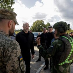 Новини України - Шмигаль відвідав полігон у Британії, де навчають бійців для ЗСУ