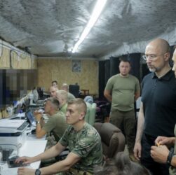 Новини України - Шмигаль відвідав військових на фронті