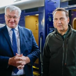 Новини України - Сікорський прибув у Київ і дав відповідь Трампу