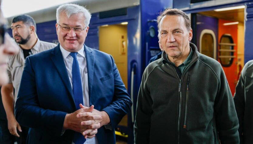 Новини України - Сікорський прибув у Київ і дав відповідь Трампу