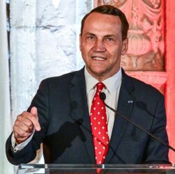 Новини світу - Сікорський: Путін насміхається з Трампа