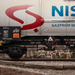 Новини світу - США накладуть санкції на нафтову компанію NIS - президент Сербії