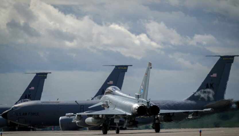 Новини світу - США "відпрацювали" бомбові удари неподалік кордону РФ в Арктиці