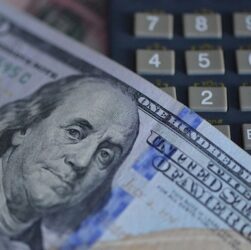 Новини світу - США вперше за дев'ять місяців знизили ключову ставку