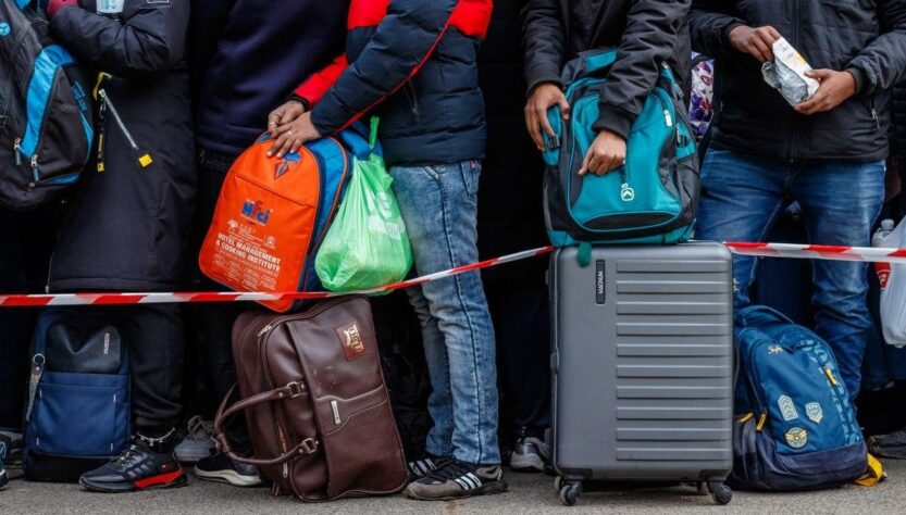 Новини України - Студенти масово беруть відпустки для виїзду за кордон - експерт
