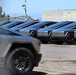 Авто новини - Tesla прибрала найдешевшу версію Cybertruck з продажу