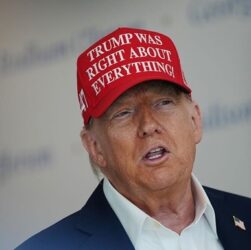 Новини світу - Трамп висловився за позбавлення ліцензій телеканалів, які його критикують