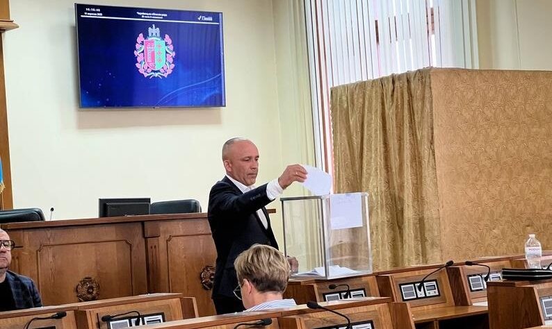 Новини України - У Чернівцях звільнили голову облради