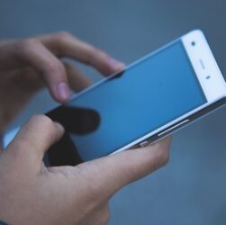 Новини світу - У Данії школярам початкових класів заборонять користуватися смартфонами