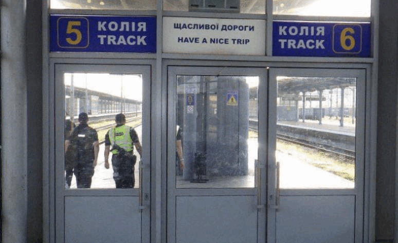 Новини Києва - У Києві помер чоловік, якого уразило струмом на даху електропотягу