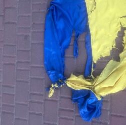 Новини України - У Кропивницькому чоловік зірвав і розтоптав прапор України
