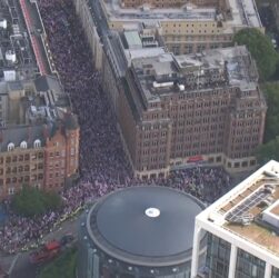 Новини світу - У Лондоні десятки тисяч людей вийшли на акції протесту