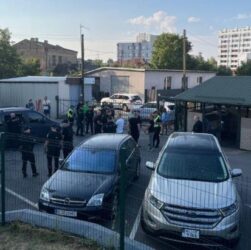 Новини України - У Луцьку натовп пошкодив автомобіль ТЦК