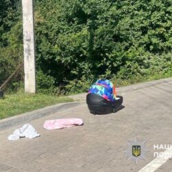 Новини України - У Львові чоловік поставив люльку з немовлям на дах авто і поїхав