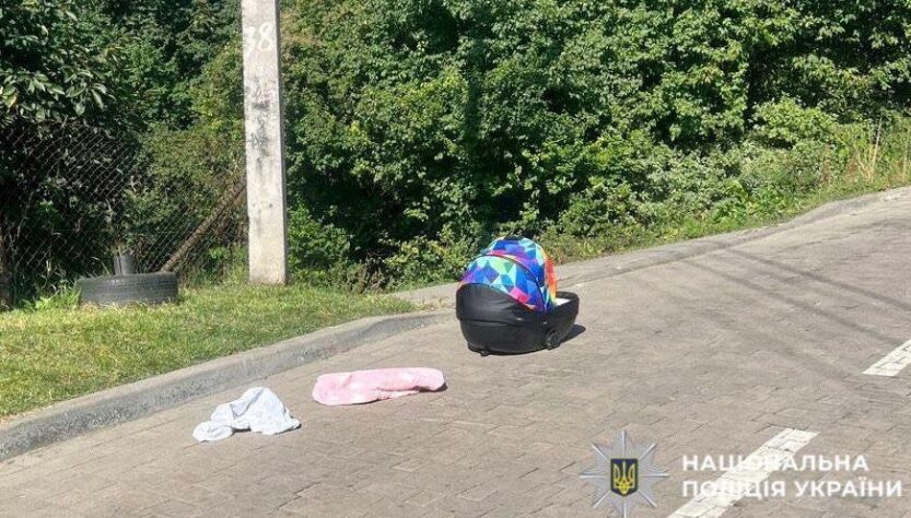 Новини України - У Львові чоловік поставив люльку з немовлям на дах авто і поїхав