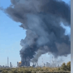 Новини світу - У мережі показали кадри влучань по НПЗ в Башкірії та по порту в Туапсе