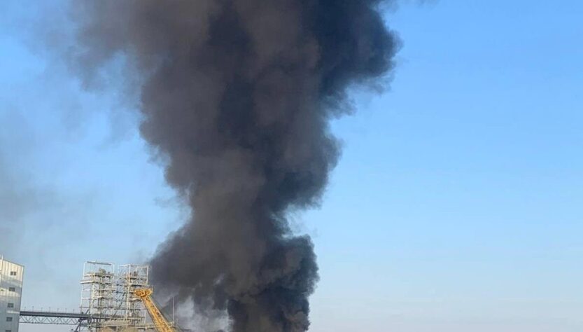 Новини України - У порту Чорноморська спалахнула потужна пожежа