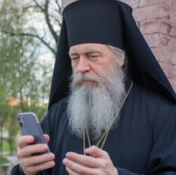 Новини світу - У РФ запустили "православний" додаток, який стежить за віруючими