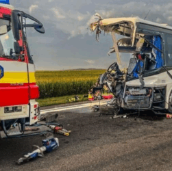 Новини світу - У Словаччині автобус зіткнувся з вантажівкою, є загиблий та 28 поранених