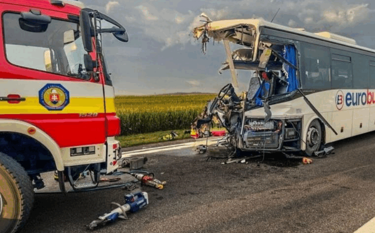 Новини світу - У Словаччині автобус зіткнувся з вантажівкою, є загиблий та 28 поранених