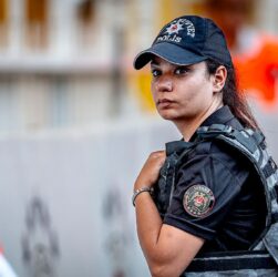 Новини світу - У Туреччині 16-річний підліток напав на поліцейський відділок: є загиблі