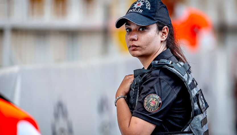 Новини світу - У Туреччині 16-річний підліток напав на поліцейський відділок: є загиблі