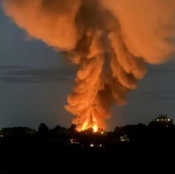 Новини світу - У Великобританії спалахнула спалахнула пожежа після вибуху на складі