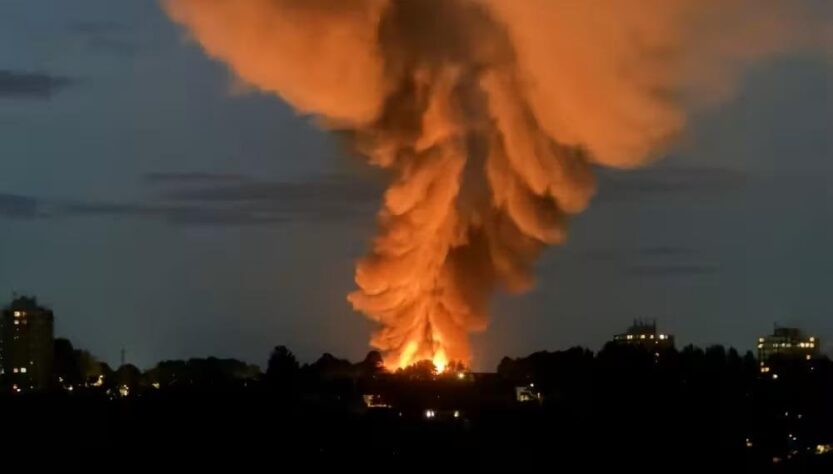 Новини світу - У Великобританії спалахнула спалахнула пожежа після вибуху на складі