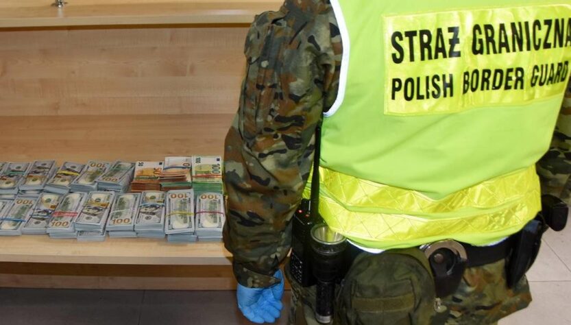 Новини світу - Українка намагалася провезти у Польщу купу валюти у валізі