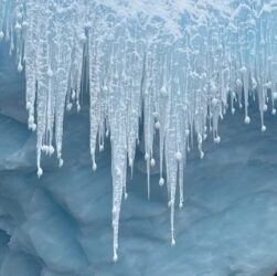 Технології - Українські полярники показали дивовижні бурульки в Антарктиді